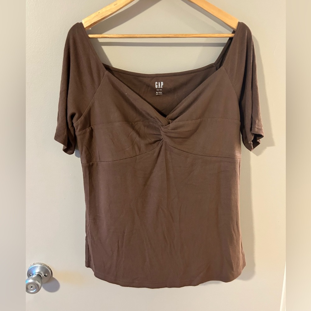 GAP brown ribbed short sleeve tee with twist/knot front detail